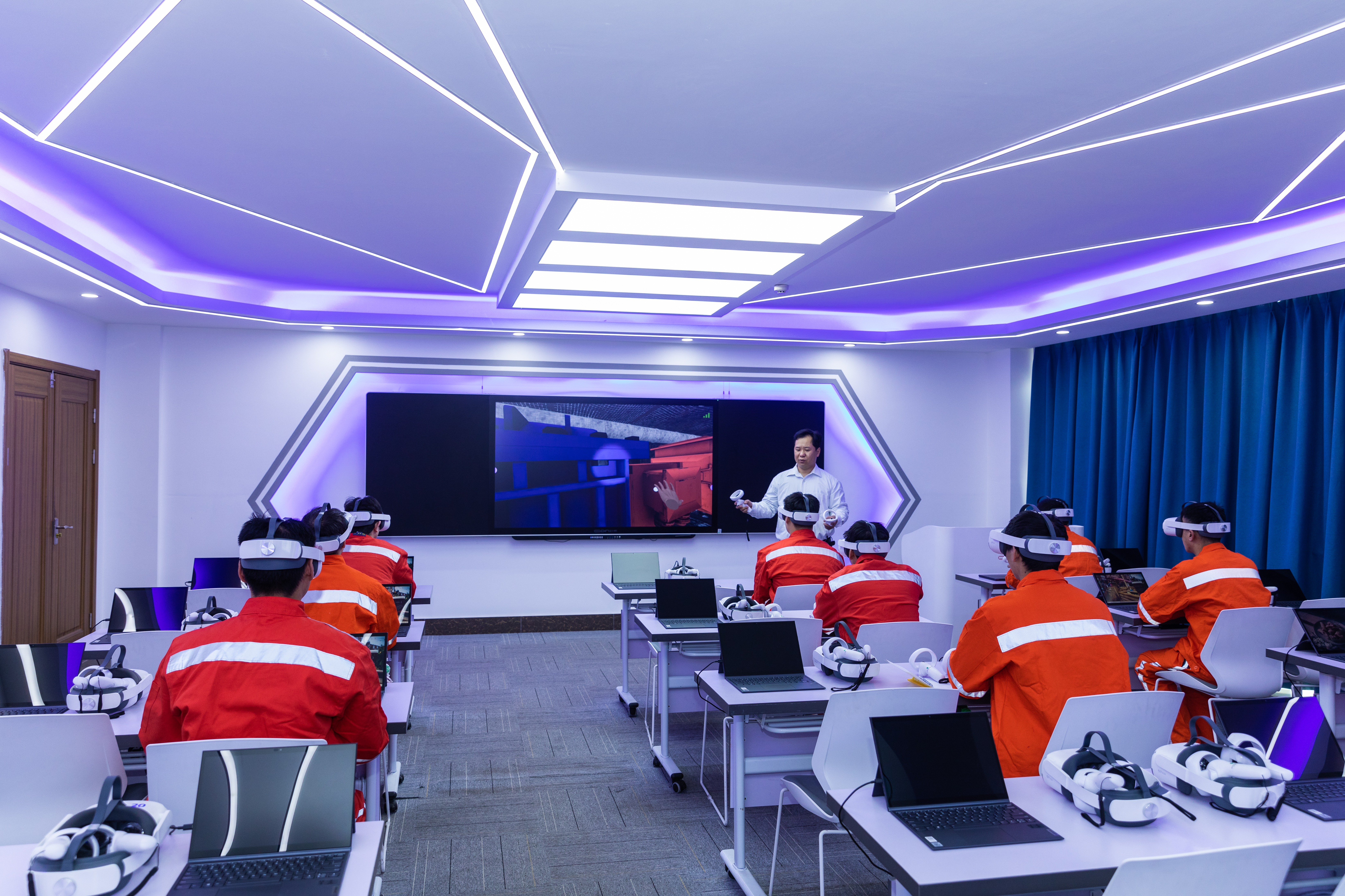 通訊配圖3：在智慧安培中心，通過裸眼3D、VR實操和沉浸式實景培訓三個“矩陣”，精準有效培訓。.jpg