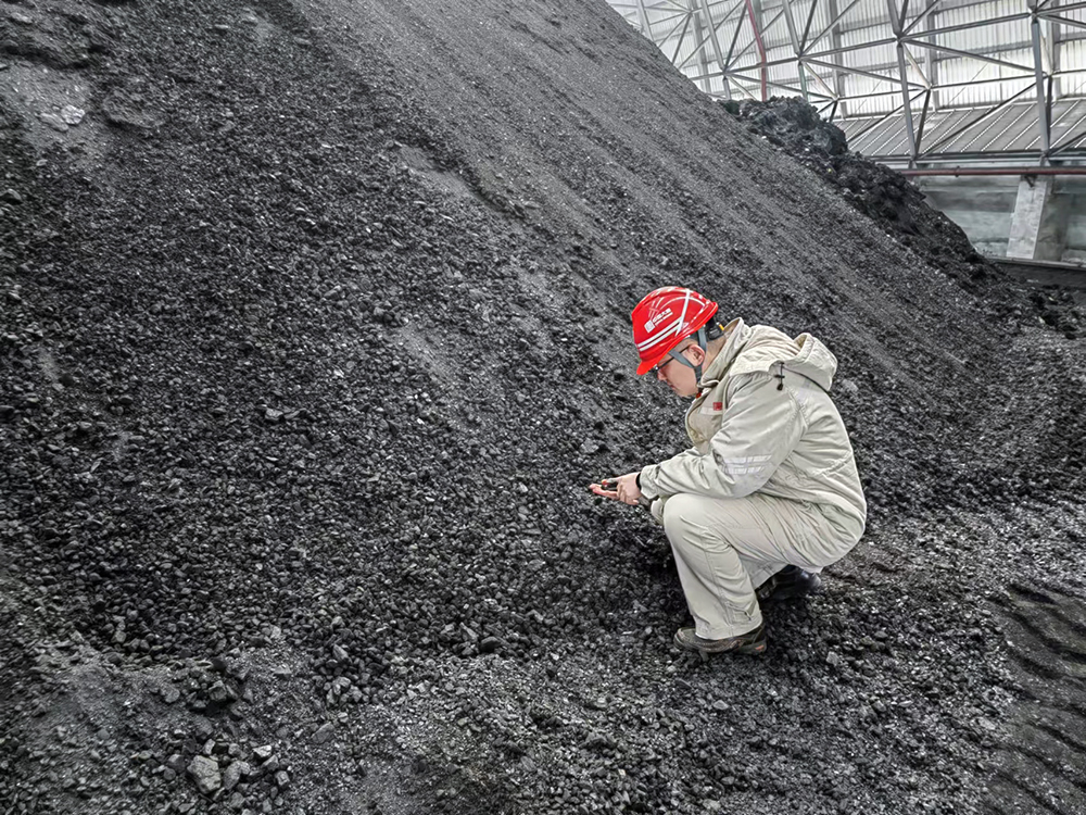 1708506562936037633.jpg 3-大唐東營(yíng)發(fā)電公司職工查看煤炭煤質(zhì)情況a.jpg