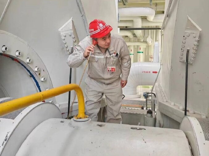 1708506602069006546.jpg 6-大唐東營(yíng)發(fā)電公司職工現(xiàn)場(chǎng)檢查機(jī)組振動(dòng)情況.jpg