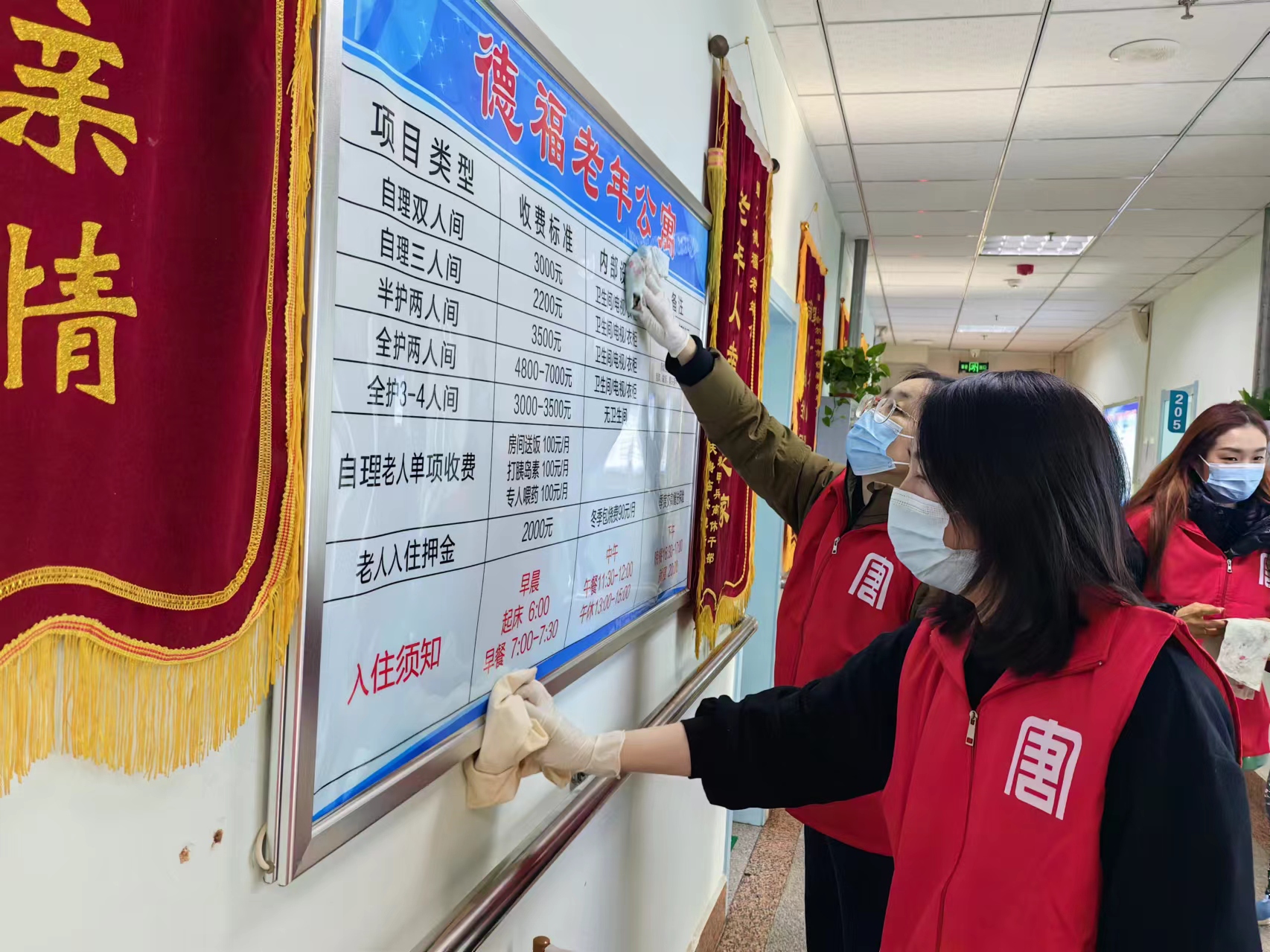 哈一熱電廠 為老人清理室內衛生.jpg