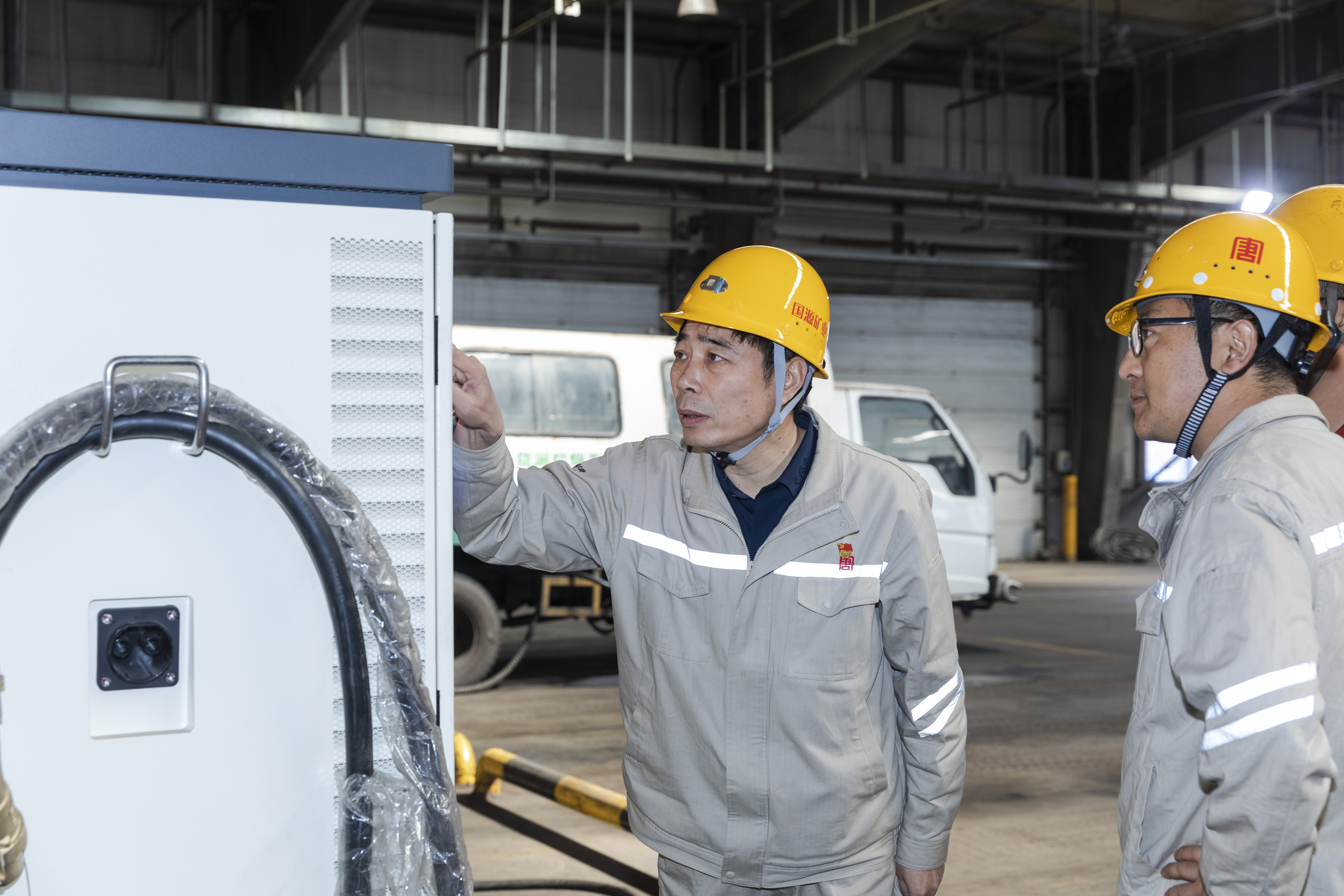 于進在龍王溝煤礦輔運工區檢查新能源汽車充電裝置安全運行情況.jpg